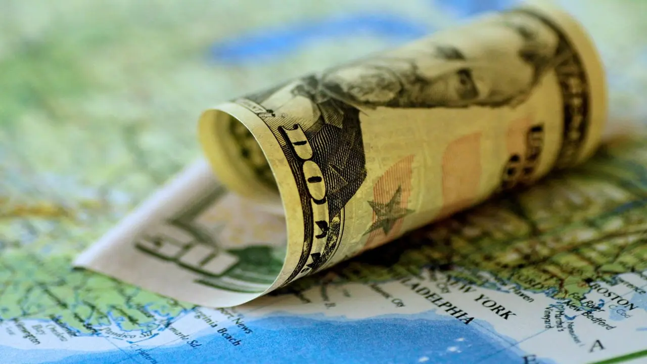 الدولار الأمريكي يختتم الأسبوع بمكاسب متتالية في سعر الصرف اليوم.
